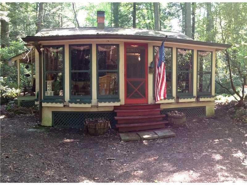 Exterior Front. Adorable cabin. Make family memori