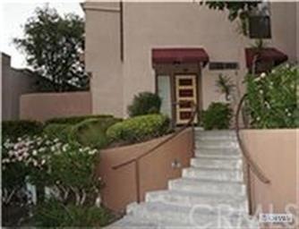 Darling Lake Forest town home with great curb appe