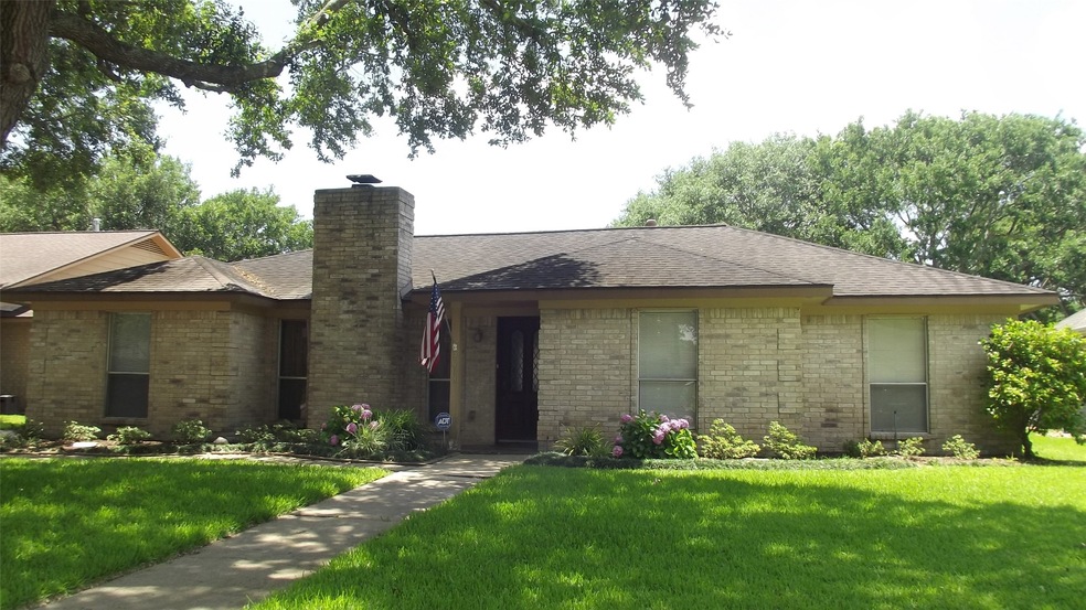 2008 Franklin Cir, Rosenberg, TX 77471 - photo 1