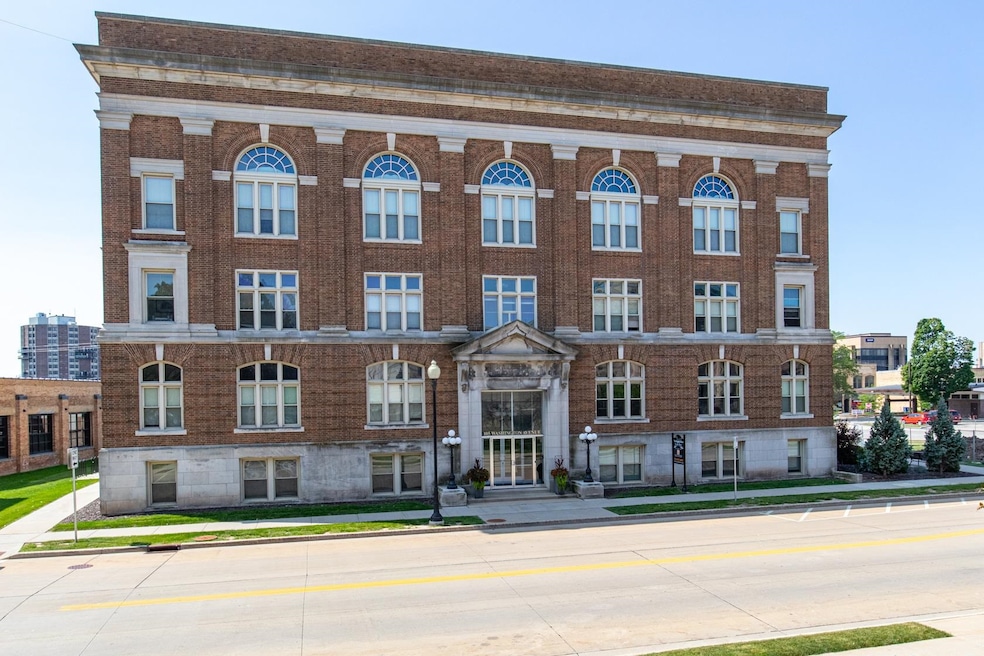 105 Washington Ave unit 1, Oshkosh, WI 54901 - photo 1