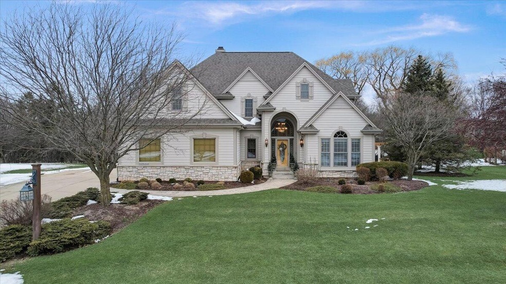 N74W16230 Stonewood Dr, Menomonee Falls, WI 53051 For Sale