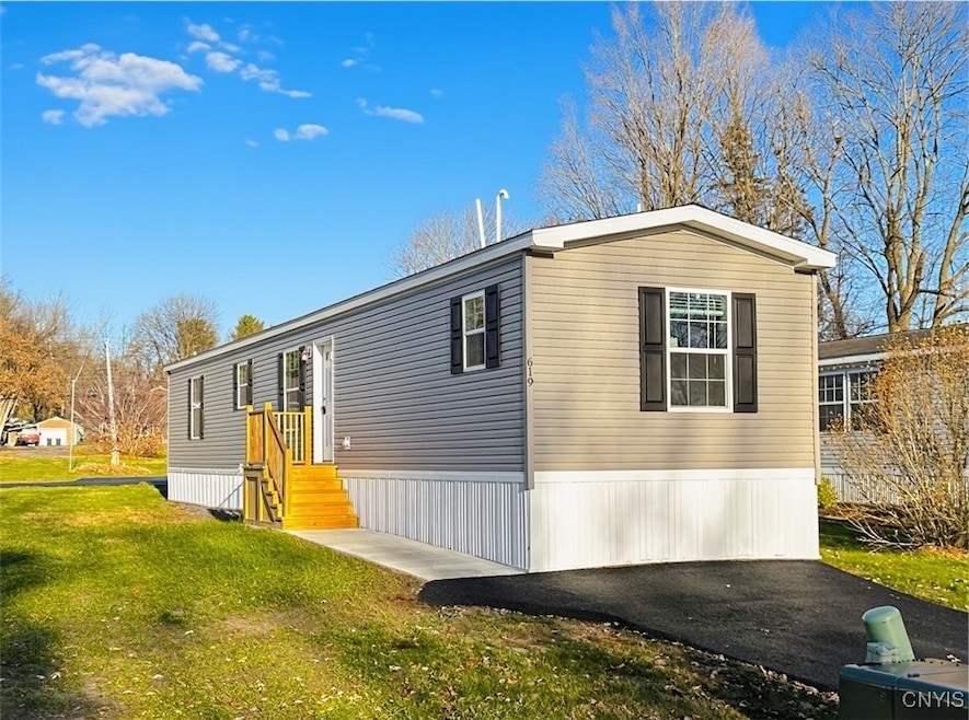 619 Kilkenny Dr, Utica, NY 13502 - photo 1