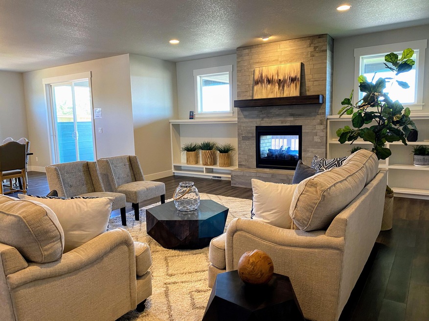 4334 SW Yew Ave, Redmond, OR 97756 - photo 1