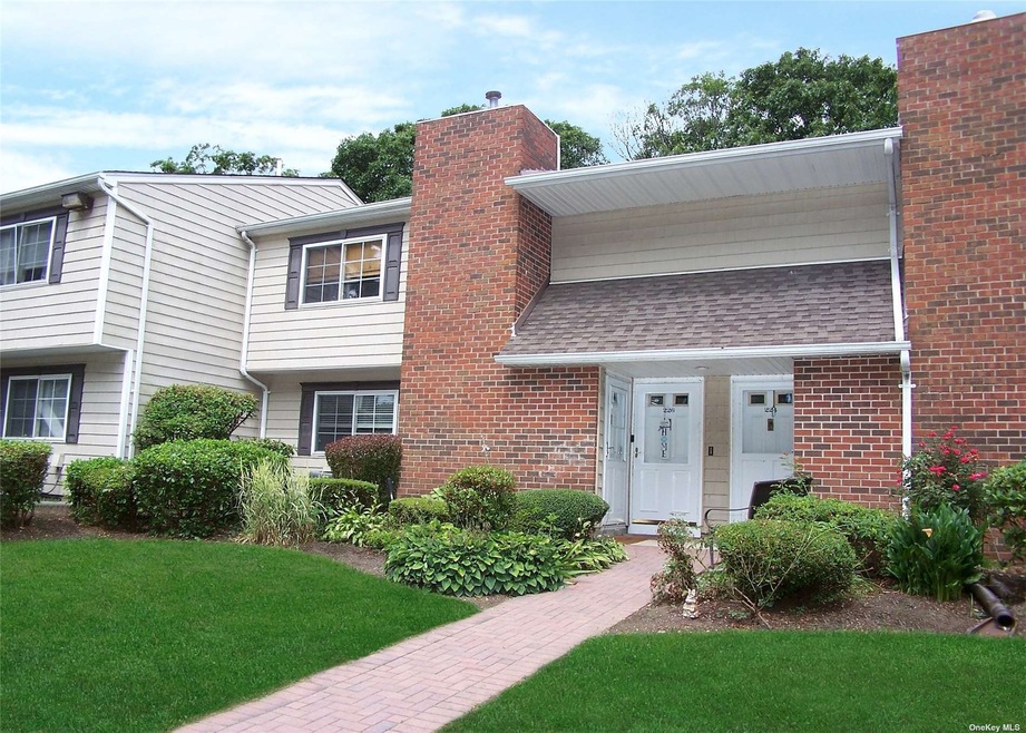 227 Lake Pointe Cir, Middle Island, NY 11953 - photo 1