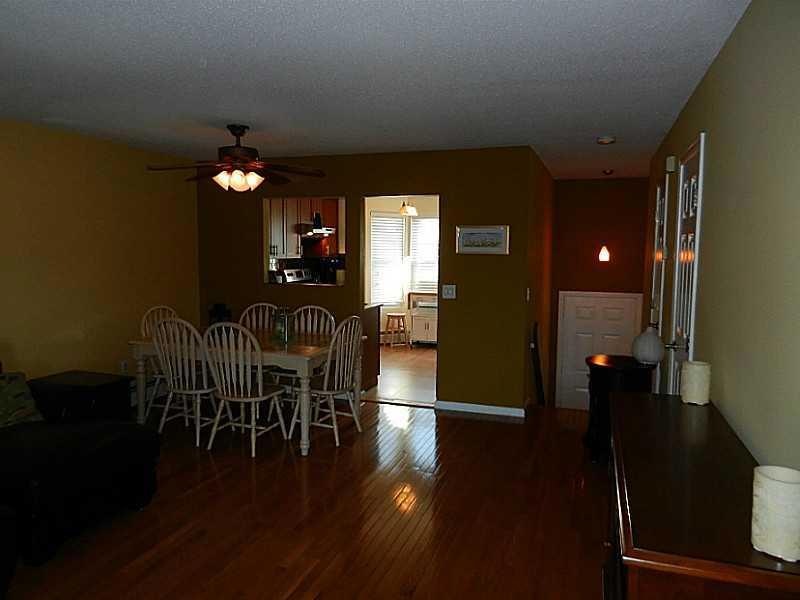 565 Quaker Ln unit 135, West Warwick, RI 02893 - photo 1