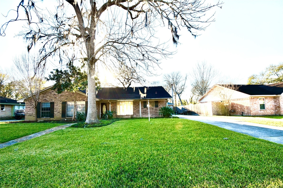 5438 Appleblossom Ln, Friendswood, TX 77546 - photo 1