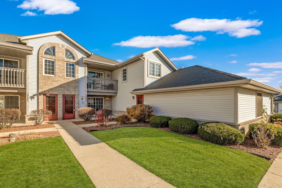 1083 Quinlan Dr unit C, Pewaukee, WI 53072 - photo 1