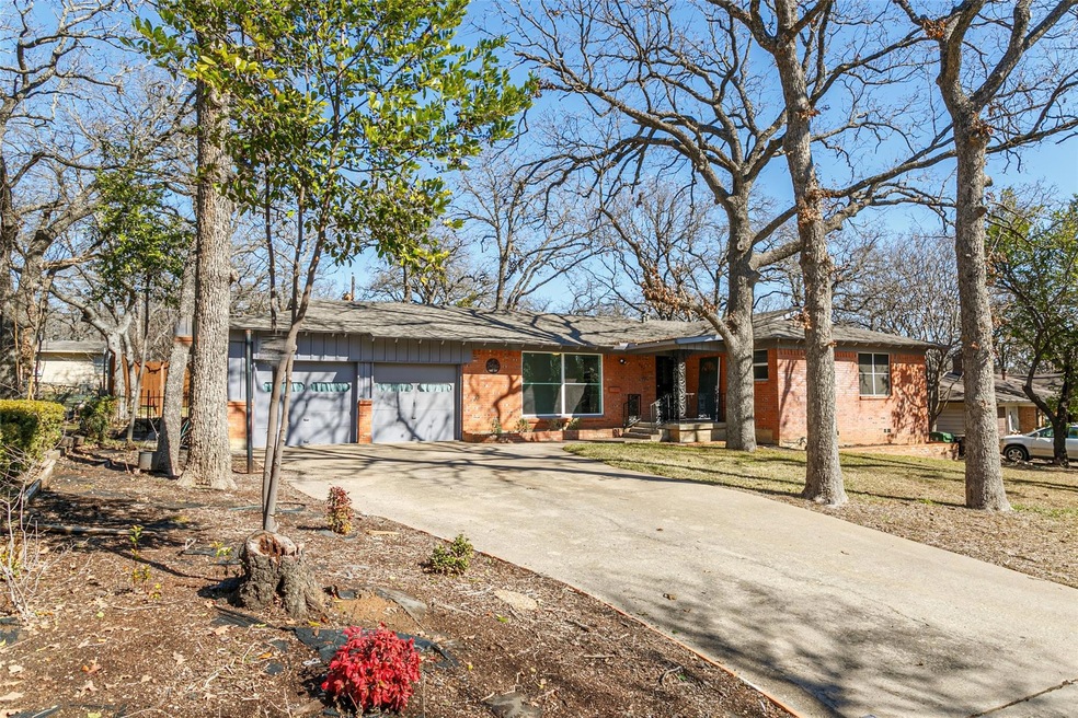 604 Oakwood Ave, Hurst, TX 76053 - photo 1