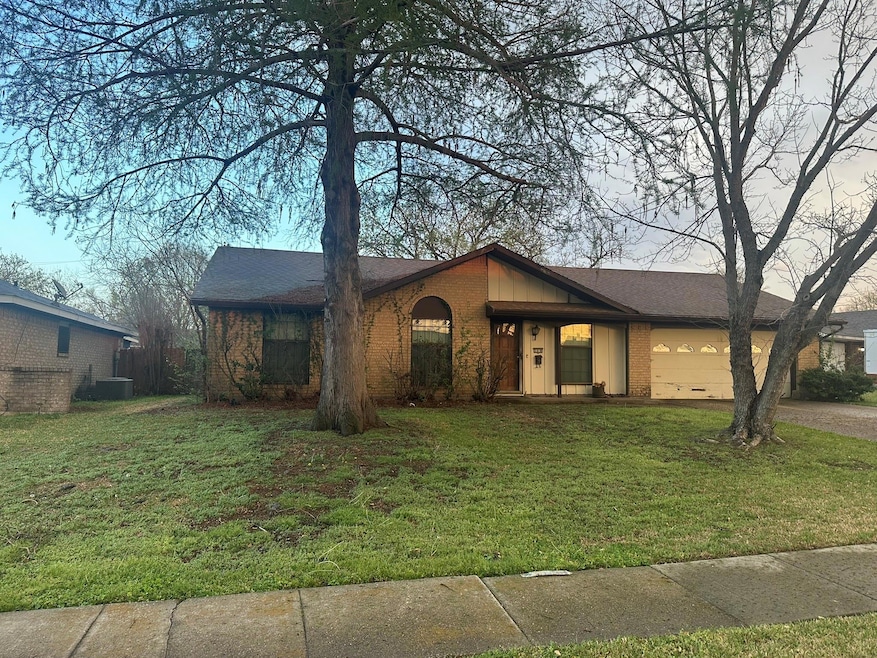 View of front of house with roof with shingles, dr