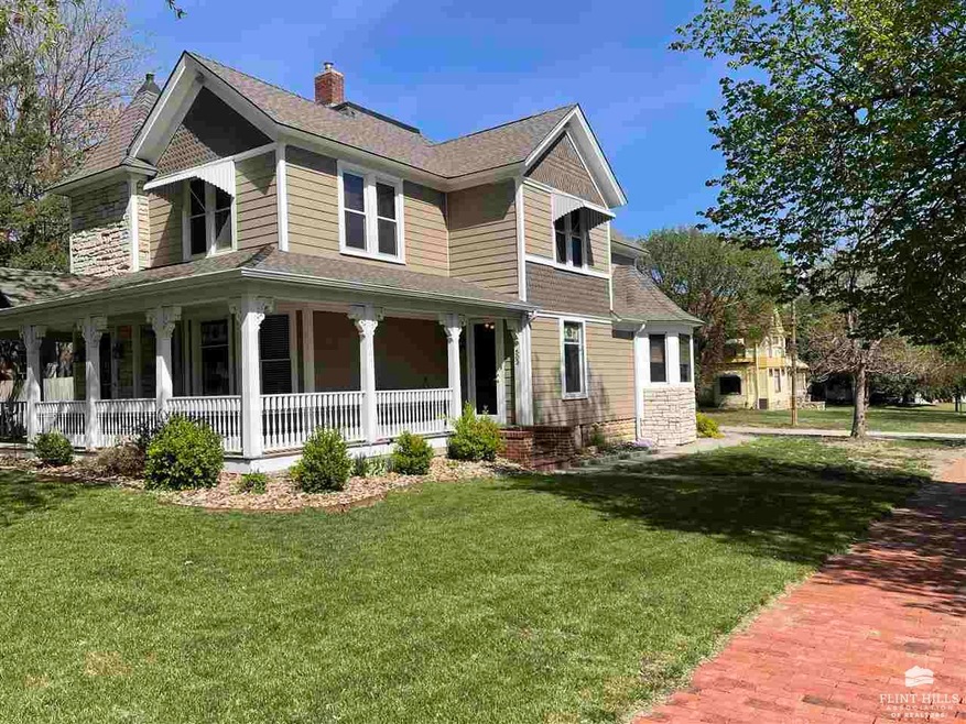 503 W 8th St, Concordia, KS 66901 - photo 1