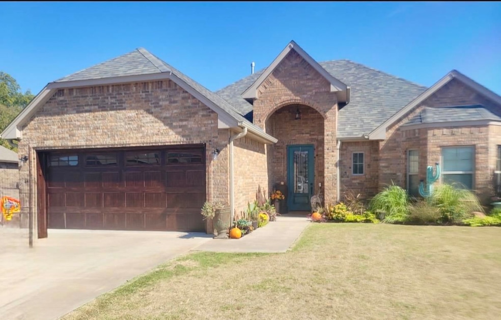 703 Meadow Ln, Cache, OK 73527 - photo 1