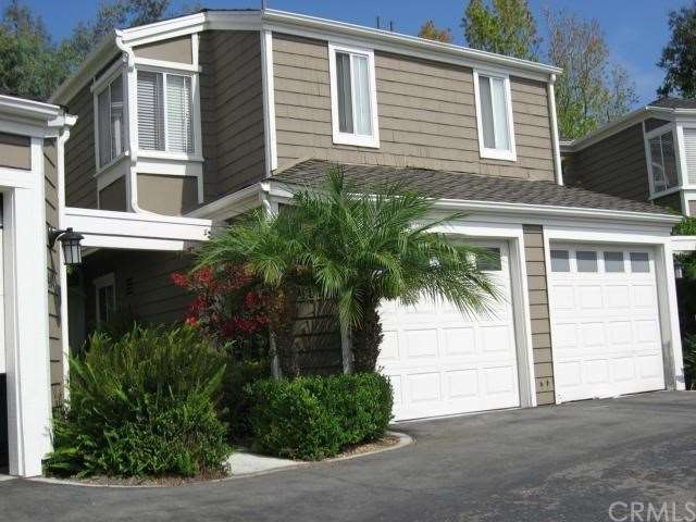 Inviting housing complex with courtyard entry, 1 d