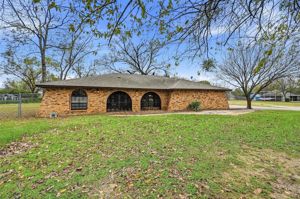 809 Nadine Ln, Grand Prairie, TX 75052 - photo 1