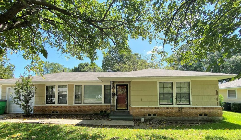 1208 Whaley Dr, Gainesville, TX 76240 - photo 1