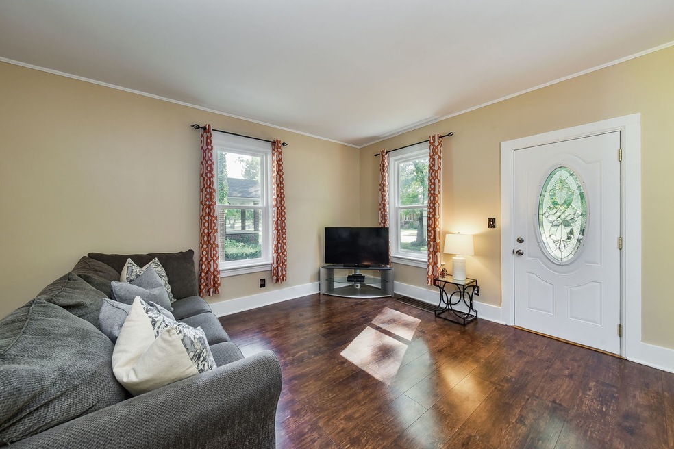 925 Garfield Ave, Aurora, IL 60506 - photo 1