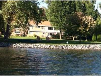 6305 North Shore Ct, West Bloomfield, MI 48324 - photo 1