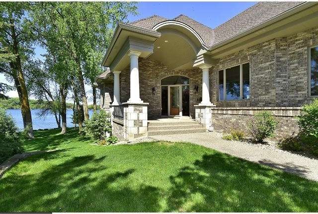 This front door invites you into a very relaxing l
