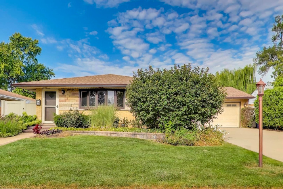 656 Jon Ln, Des Plaines, IL 60016 - photo 1