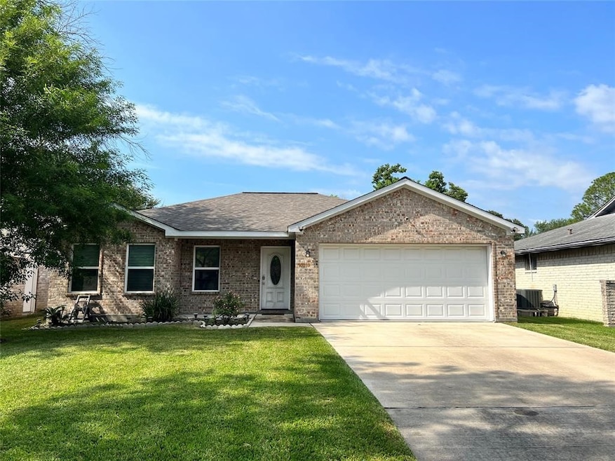 16818 Blackhawk Blvd, Friendswood, TX 77546 - photo 1
