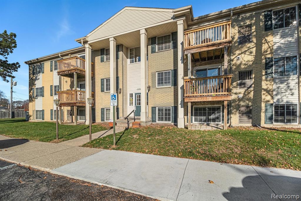 45200 Keding St unit 101, Utica, MI 48317 - photo 1