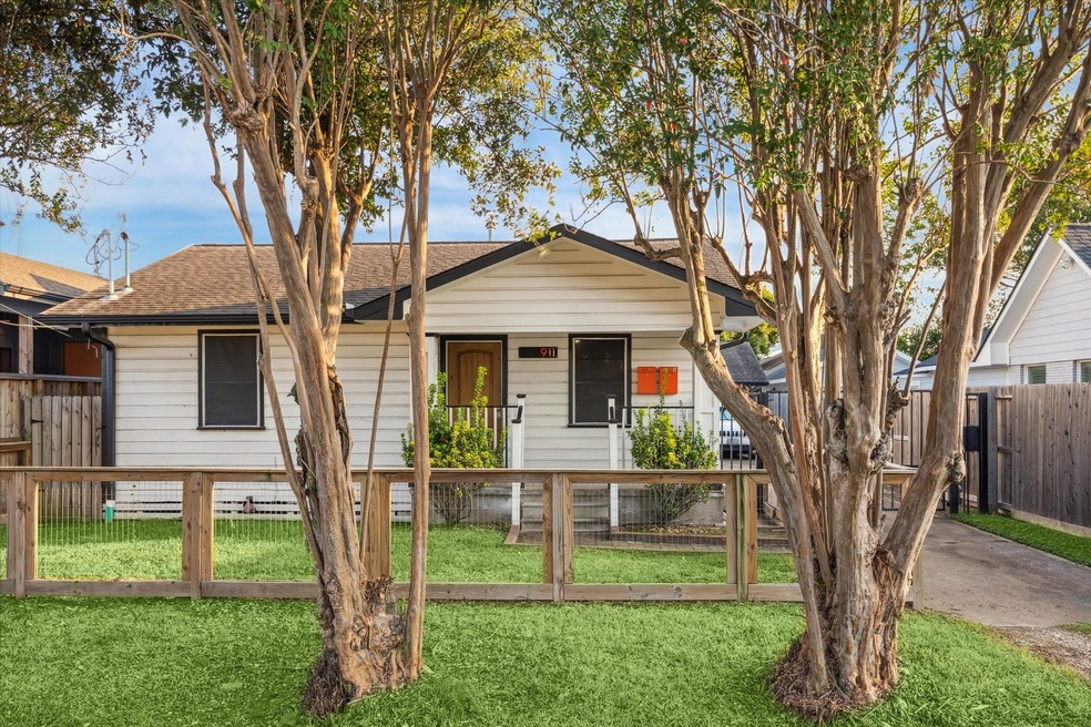 911 Kern St, Houston, TX 77009 - photo 1