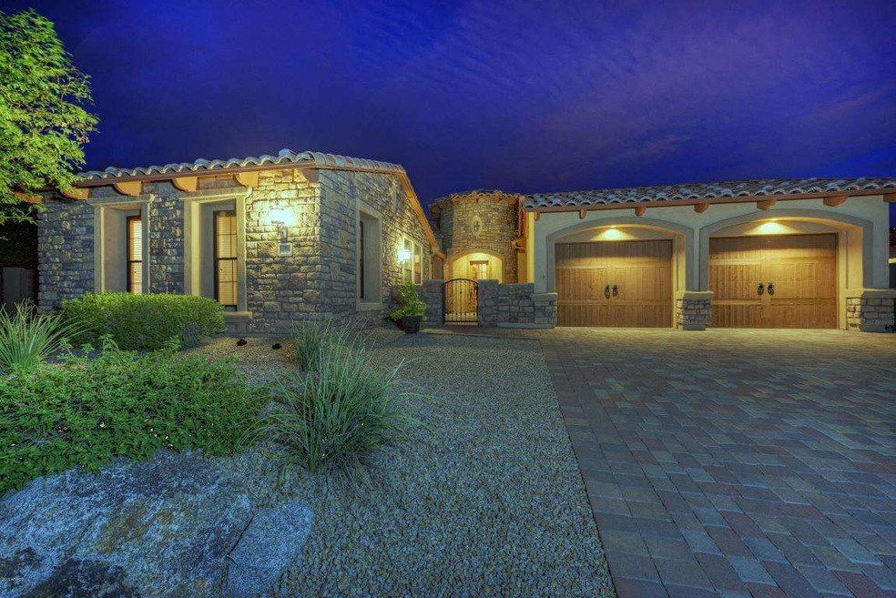 4049001Stunning Stone Detail
