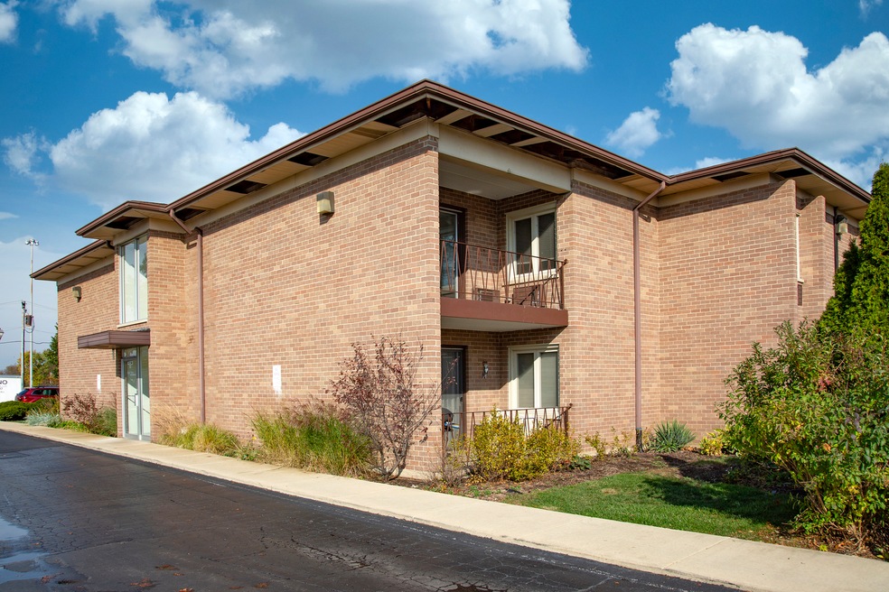 483 N Larch Ave unit 202W, Elmhurst, IL 60126 - photo 1