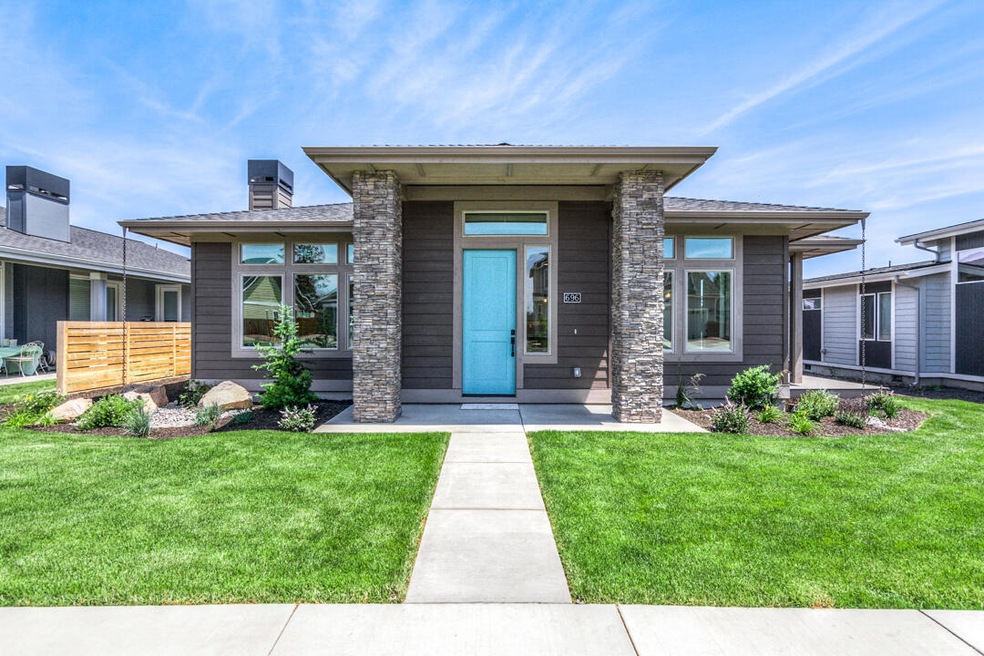 696 NW Rimrock Dr, Redmond, OR 97756 - photo 1