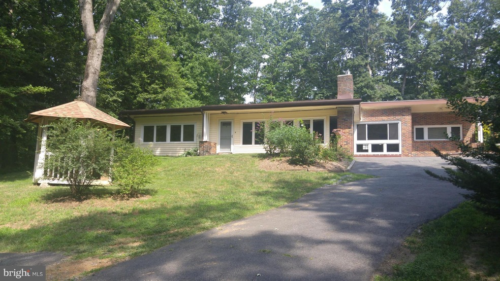 18422 Woodland Dr, Triangle, VA 22172 - photo 1