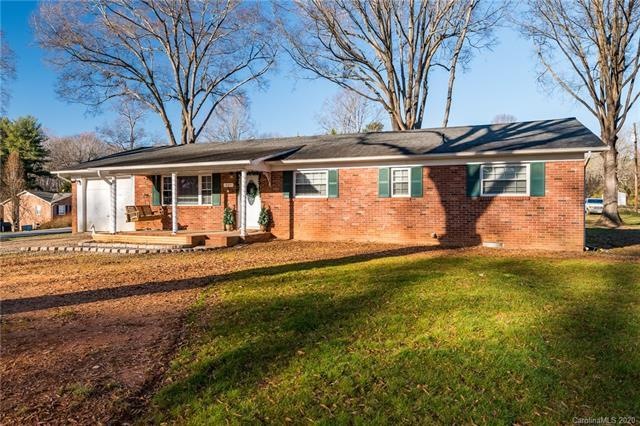front of home showing one car enclosed garage