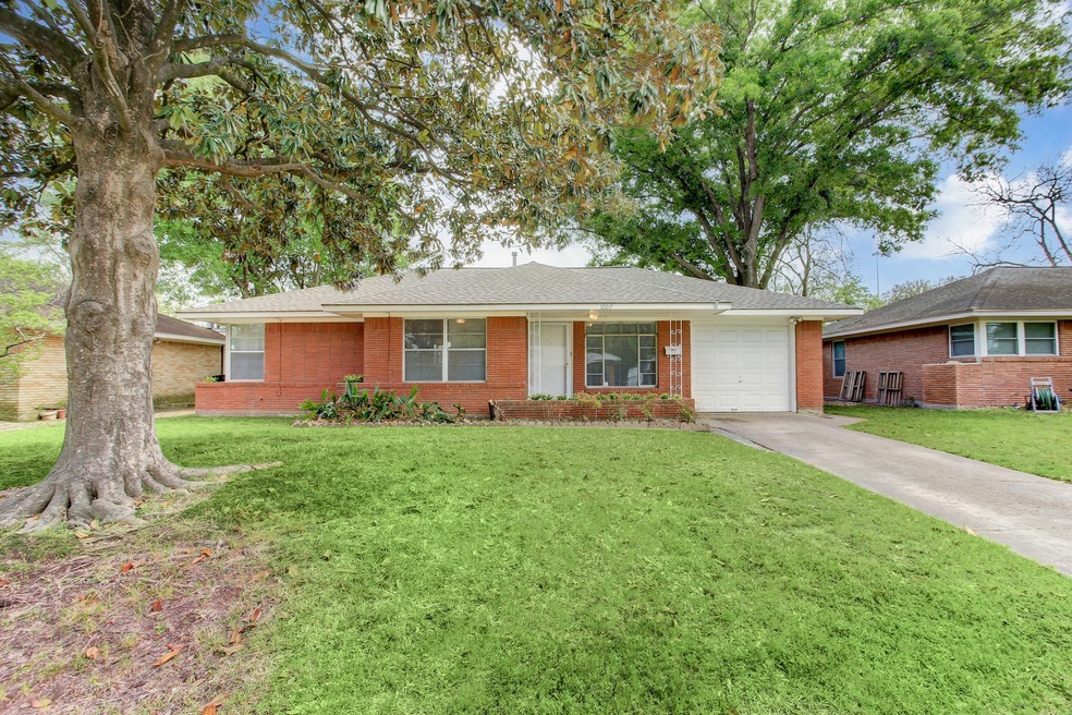 1007 Stonecrest Dr, Houston, TX 77018 - photo 1