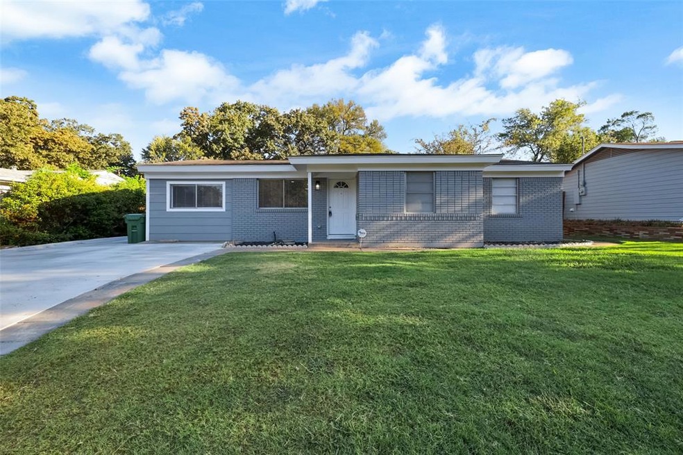 744 Oak Dr, Hurst, TX 76053 - photo 1