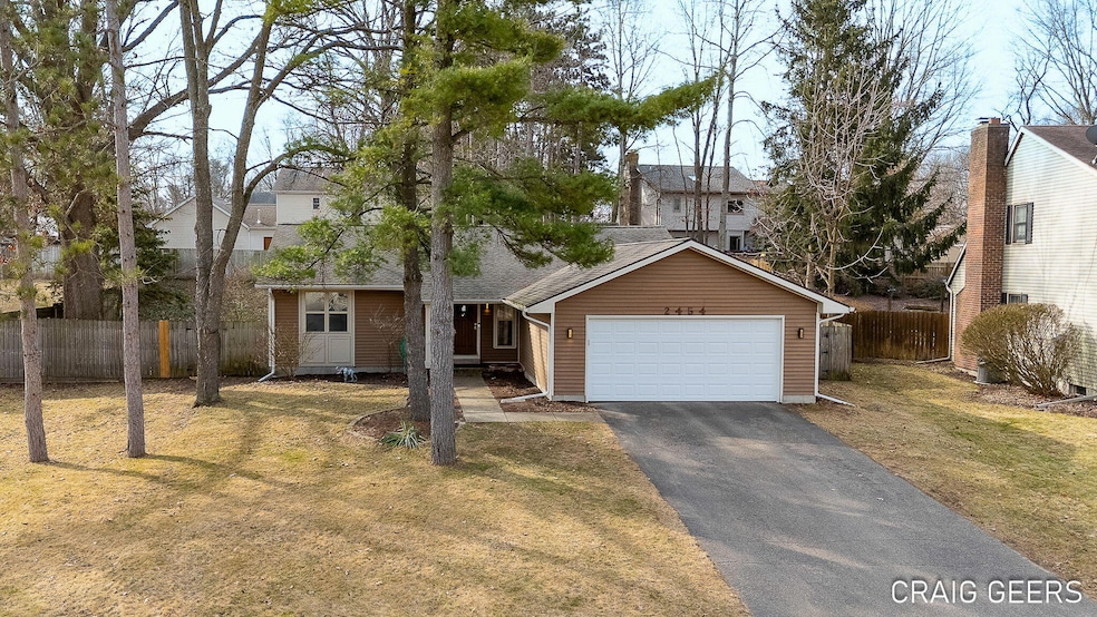 12-web-or-mls-2454-pineview-dr-ne
