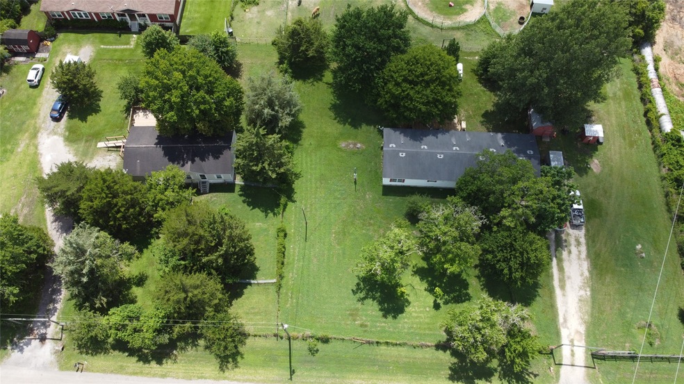 1607 Bunyard Rd, Alvin, TX 77511 - photo 1