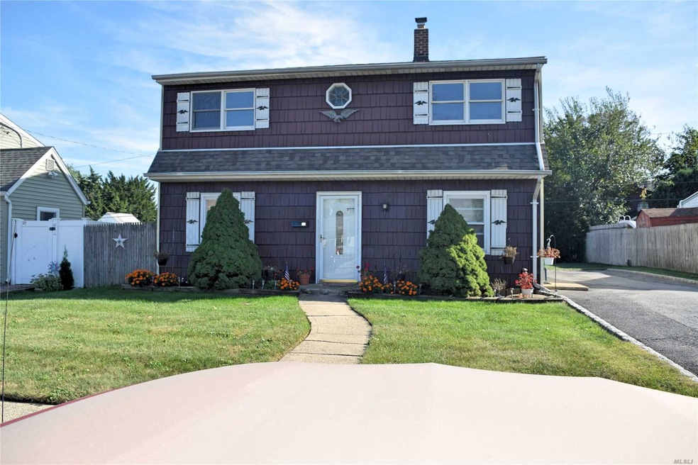 10 Stirrup Ln, Levittown, NY 11756 - photo 1