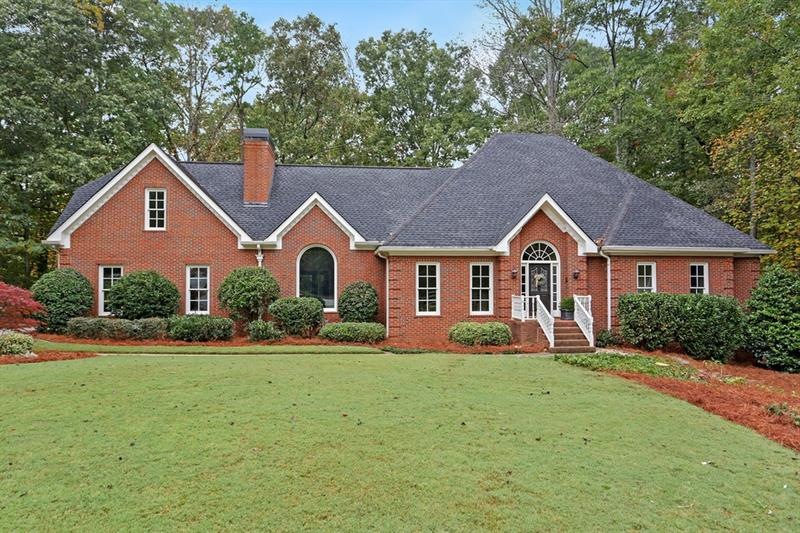 Gorgeous open concept home in Hadfield!