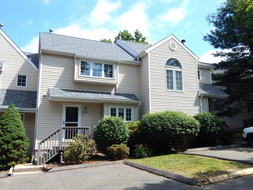 Move right in to this well maintained townhouse in