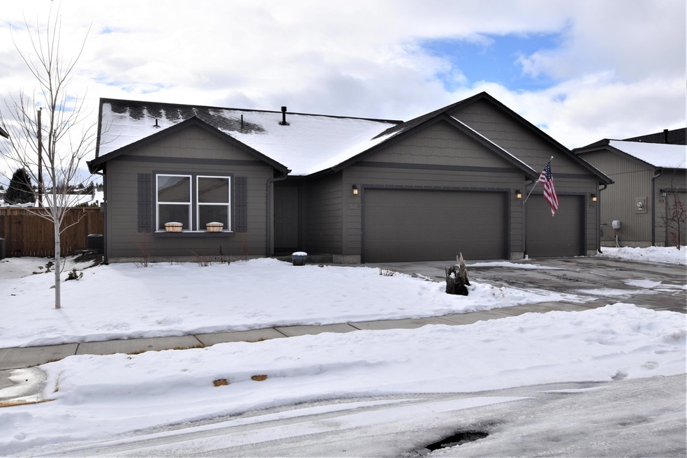 3554 SW Pumice Stone Ave, Redmond, OR 97756 - photo 1