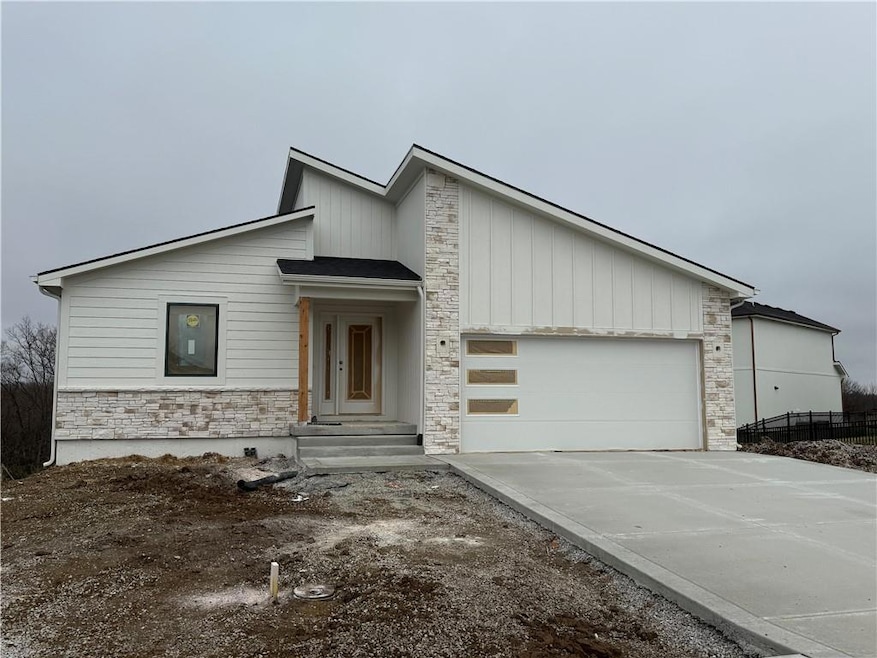 704 SE 21st St, Oak Grove, MO 64075 - photo 1