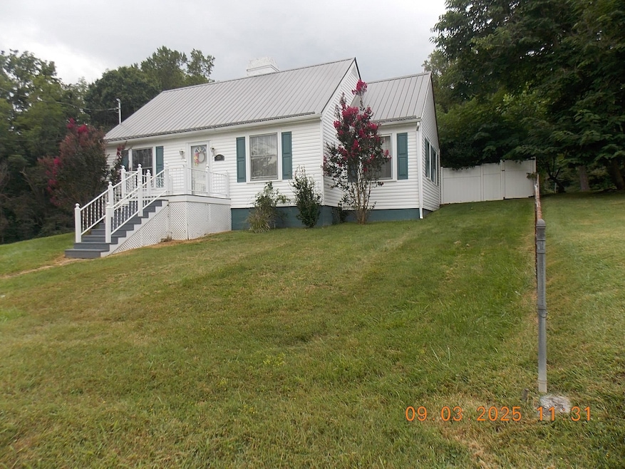 721 Gateway Dr, Pulaski, VA 24301 - photo 1