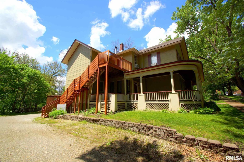 916 Bridge Ave, Davenport, IA 52803 - photo 1