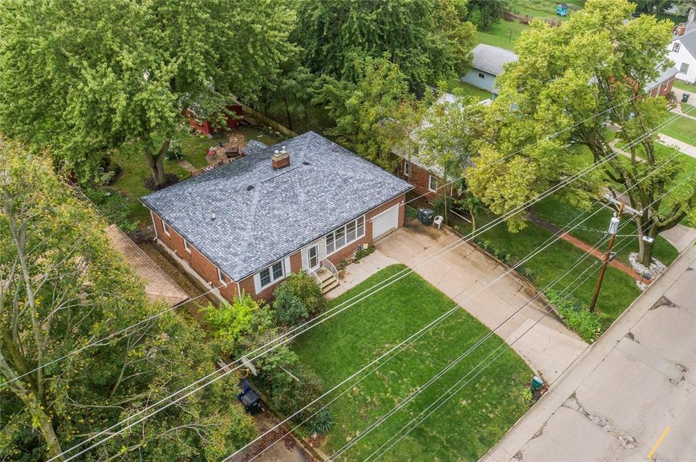 2162 C St SW, Cedar Rapids, IA 52404 - photo 1