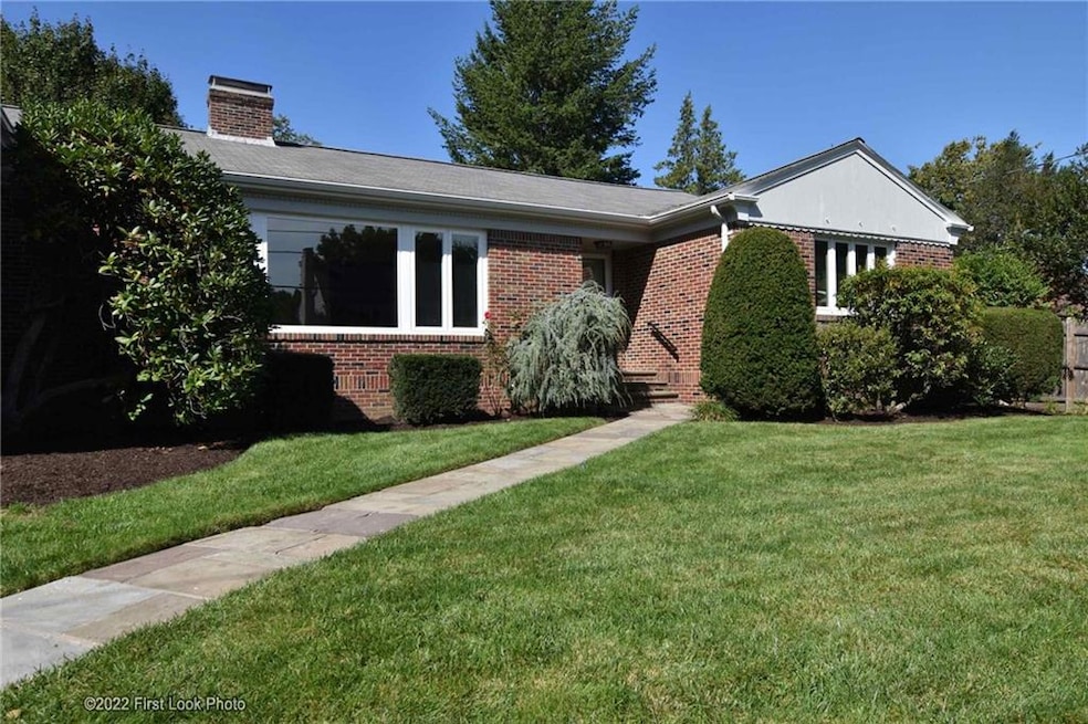 555 East Ave, Pawtucket, RI 02860 - photo 1