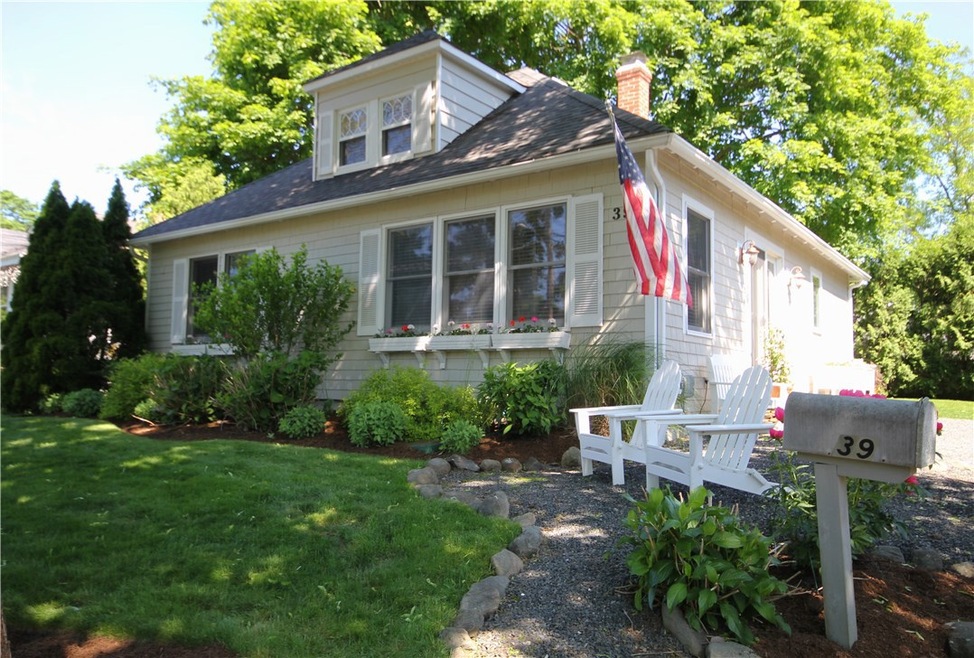 39 Chachapacasset Rd, Barrington, RI 02806 - photo 1