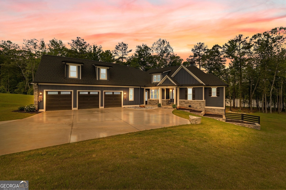 Located in the highly desired Canoe Club!