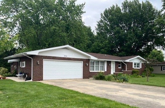 304 W Cedar Ave, Effingham, IL 62401 - photo 1