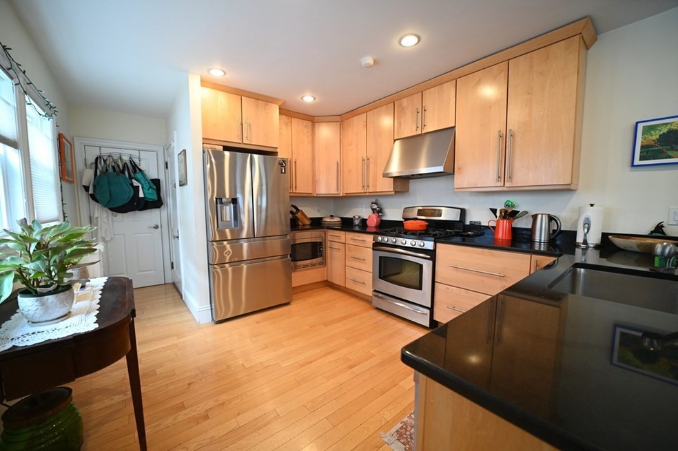 21 Russell St unit 1, Brookline, MA 02446 - photo 1