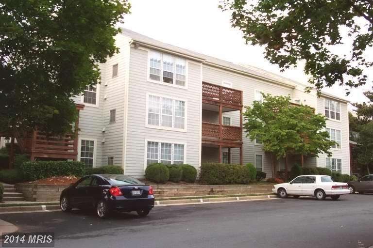 10032 Oakton Terrace Rd, Oakton, VA 22124 - photo 1