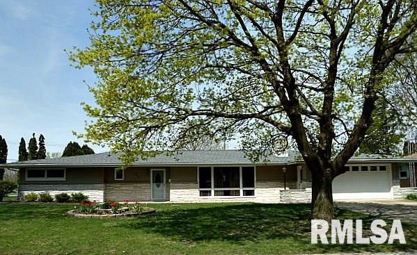 210 Regent St, Lincoln, IL 62656 - photo 1