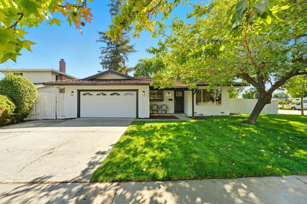 Sold $2,205,000 • Co-Listing Agent